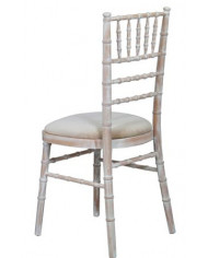 Chaise Chiavari Bois cérusé et galette simili blanc