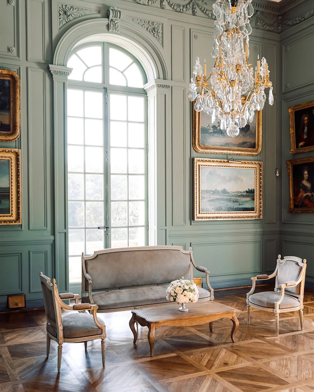 mobilier et décoration cérusé installé dans un salon 1 canapé 2 chaise et 1 table basse