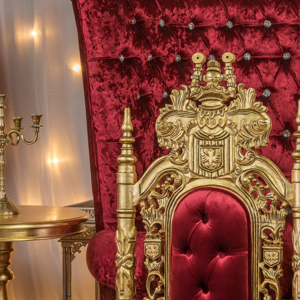 zoom sur trone baraoque doré et rouge velour et bois 
