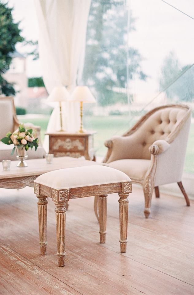 moblier et décoration cérusé terrase avec table chaise et pouf 