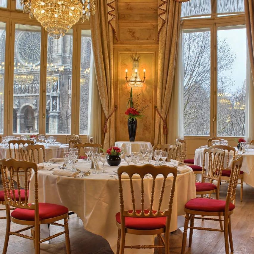 table et chaise pour diner de mariage