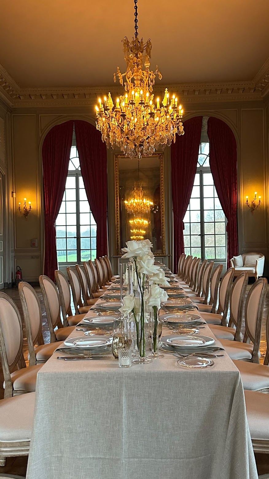 disposition en grande tablé pour un mariage 