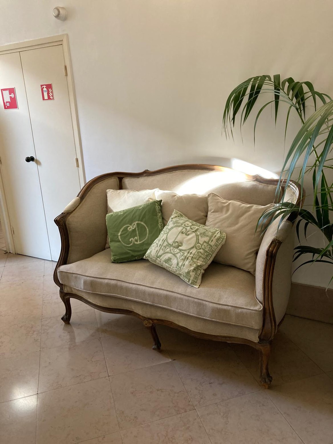 canapé beige pour hotel